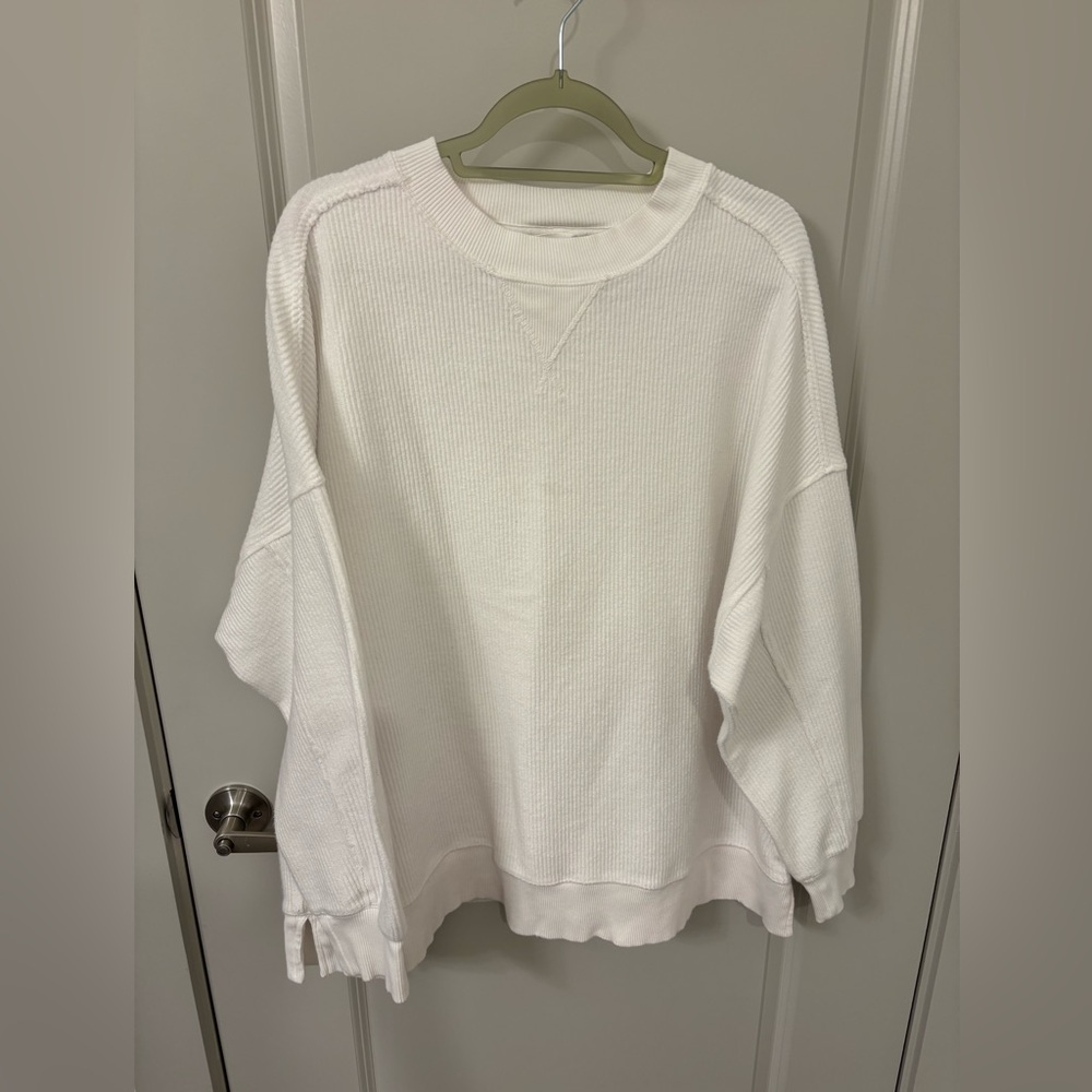 Aerie Lrg Cozy White Sweatshirt. WHITE GOES WITH EVERYTHING ❣️EUC. Ribbed fabric